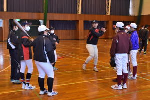 新潟医療福祉大学野球部の学生の指導を受ける中学生の画像