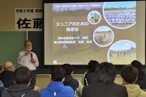 野球の練習方法について説明する佐藤さんの画像