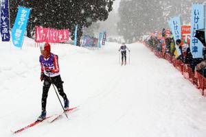 雪の中、全力で走る選手の画像