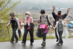 坂道を登る参加者の画像