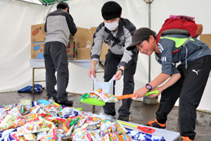 お菓子をすくっている男の子の画像