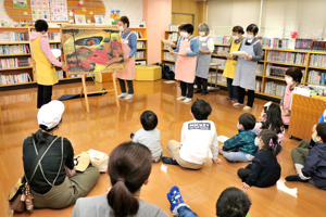 大型紙芝居を見ている来場者の画像