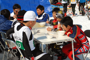 とん汁をおいしそうに食べる選手の画像