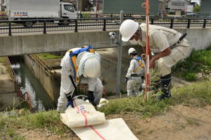 作業工程を確認する参加者の画像