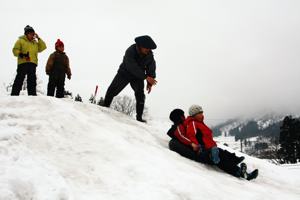 タイヤチューブ滑降で遊ぶ子どもたちの画像