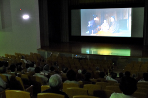 映画を鑑賞中の会場の画像