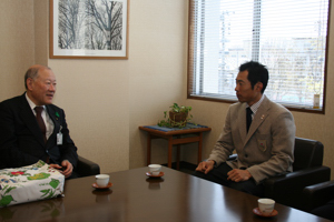 市長と話し合う井佐選手の画像