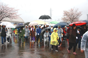 雨の中スタートする参加者の画像