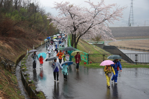 山本山調整池脇を歩く参加者の画像