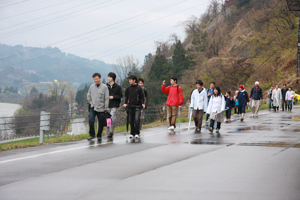 雨上がりに歩く参加者の画像