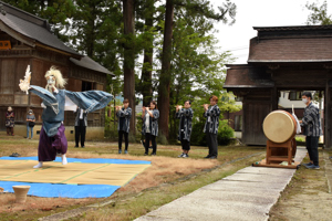 太太神楽を披露している画像