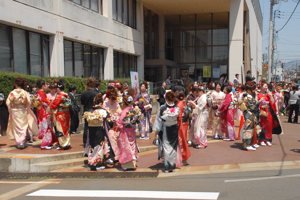 会場に集まってくる新成人の画像