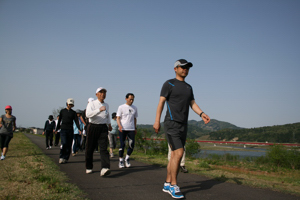 遊歩道を歩く金さんと参加者の画像