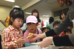 氷のレンズを見る子どもの画像