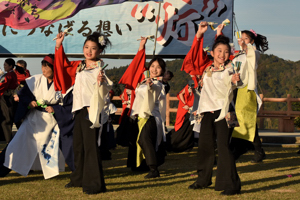 笑顔でよさこいを踊る女の子の画像