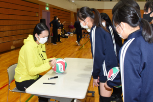 サインをする大山加奈さんの画像