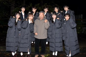 大塚市長とNGT48のメンバーの画像