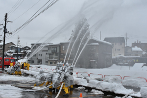 放水を行う消防団員の画像