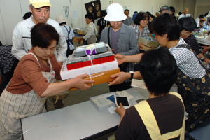 会計をしているお客様の画像