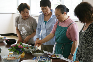 料理の作り方などを聞く参加者の画像