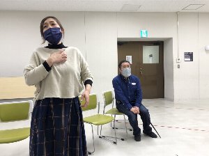 稽古をする盛田麻央さんと村上敏明さんの画像