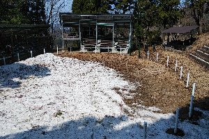 残雪の上で舞台の場所をテープで確認する画像