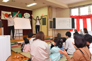 手遊び歌を楽しむ親子の画像