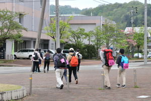 総合体育館から出発する参加者の画像