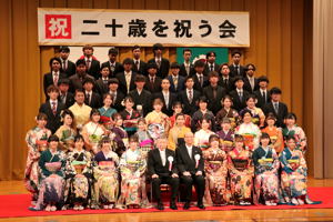 学校ごとに集合写真を撮る成人の画像