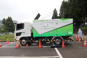 会場近くに駐車している電源車の画像