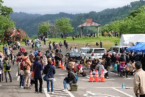 闘牛場前の広場でおおぜいのみなさんが開演を待っている画像