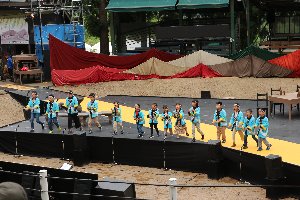 オープニングイベントで「闘牛の歌」を歌う東山小学校の児童の画像