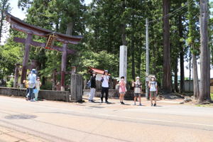 魚沼神社でピースサインをする親子の画像