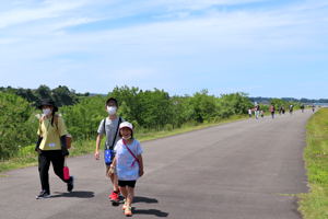 信濃川沿いの土手を歩く参加者の画像