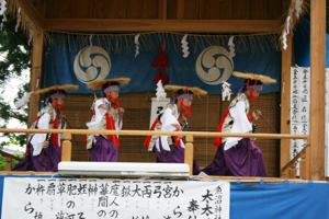 弓舞を踊る小学生の画像