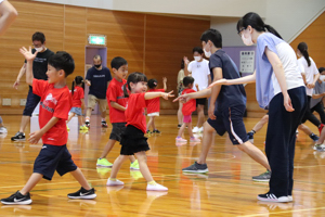 じゃんけんをして楽しむ親子の画像