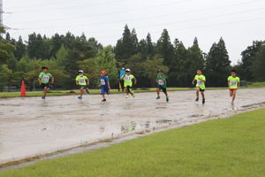 50ｍ走をしている小学生の画像