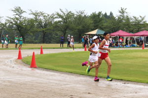 1500ｍ走をしている小学生の画像