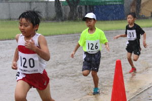 雨の中走る3人の男の子の画像