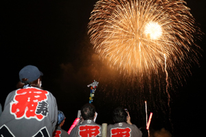 お立ち台で花火を見上げる令和2年還暦福寿会の画像