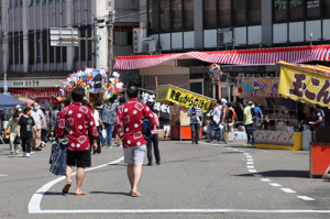 露店が並ぶ片貝町内の画像