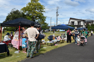 雑貨やめだか販売などさまざまなお店が並んだ画像