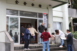 金倉会館に一時避難をする中山町内の住民の写真