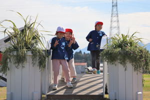 防災公園に設置された橋の遊具で遊ぶ園児の写真