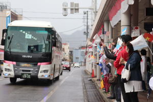 商店街でお出迎えする市民の画像