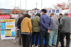 黄色御三家の水槽に集まる来場者の写真