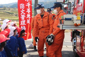 消防士の話を真剣に聞いている園児たちの画像