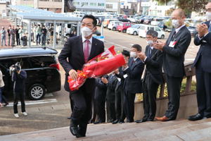 市役所に初登庁する宮崎市長の写真