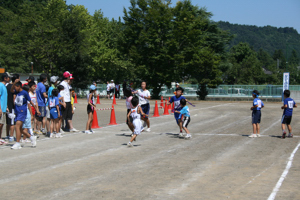 中継する小学生の画像