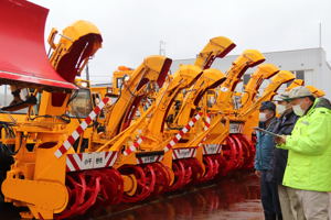 除雪車の説明を受ける市長の画像